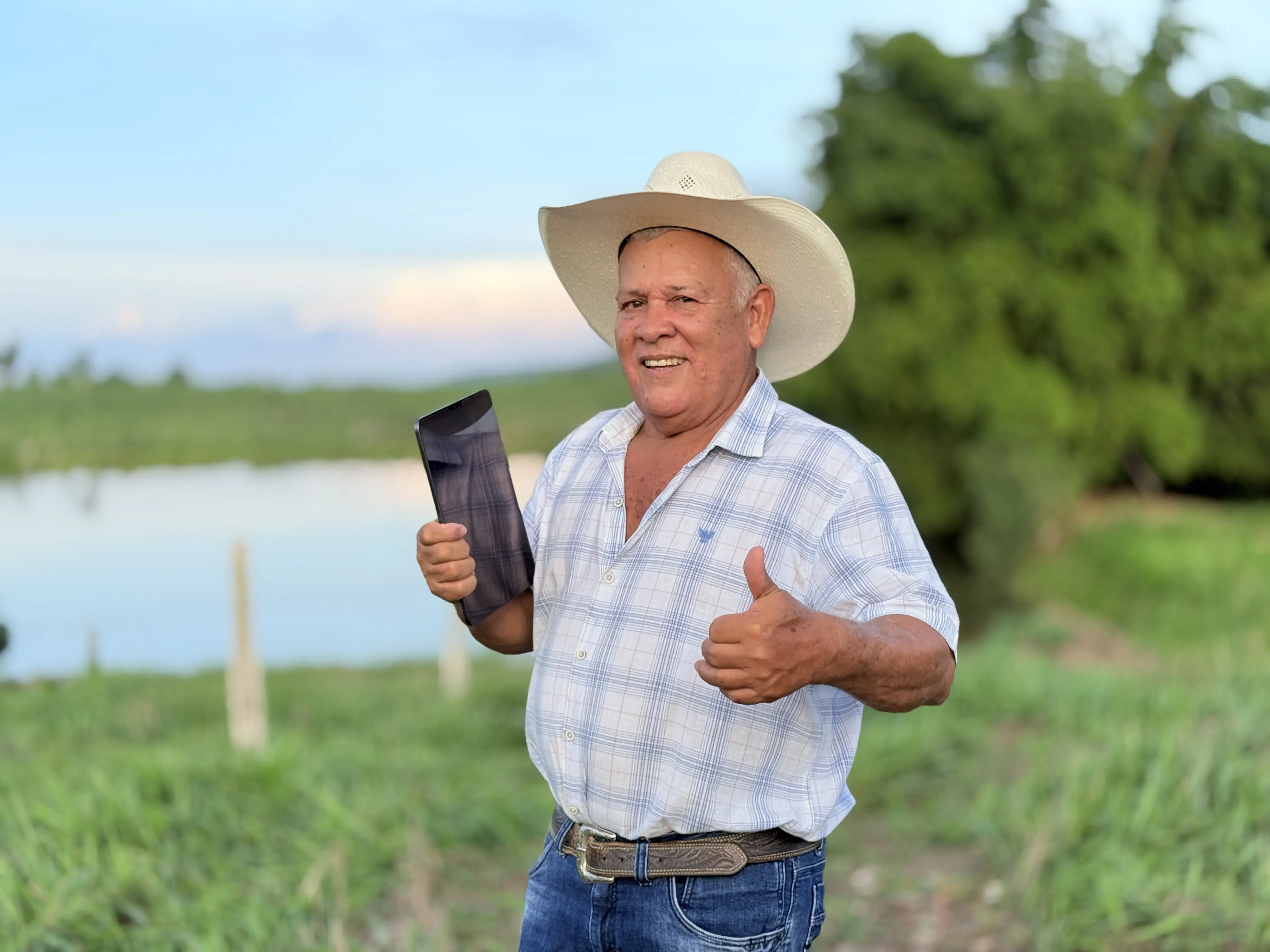 Cliente rural satisfeito usando serviços CONNECT